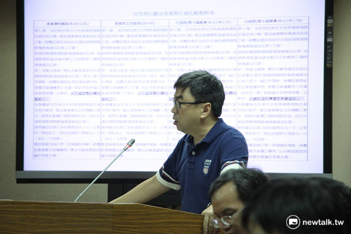 民進黨立委段宜康4日痛批由國民黨立委黃昭順等人所提的《反恐行動法》草案，一字不漏照抄13年前民進黨政府所提舊案。 圖：林湘芸/攝