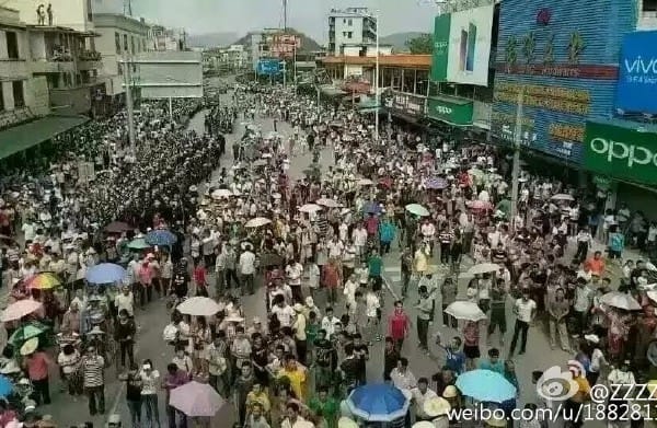 中國廣東肇慶市居民，連續2天上街抗議政府在該市祿步鎮建設大型垃圾焚化爐計畫。 圖：翻攝網路