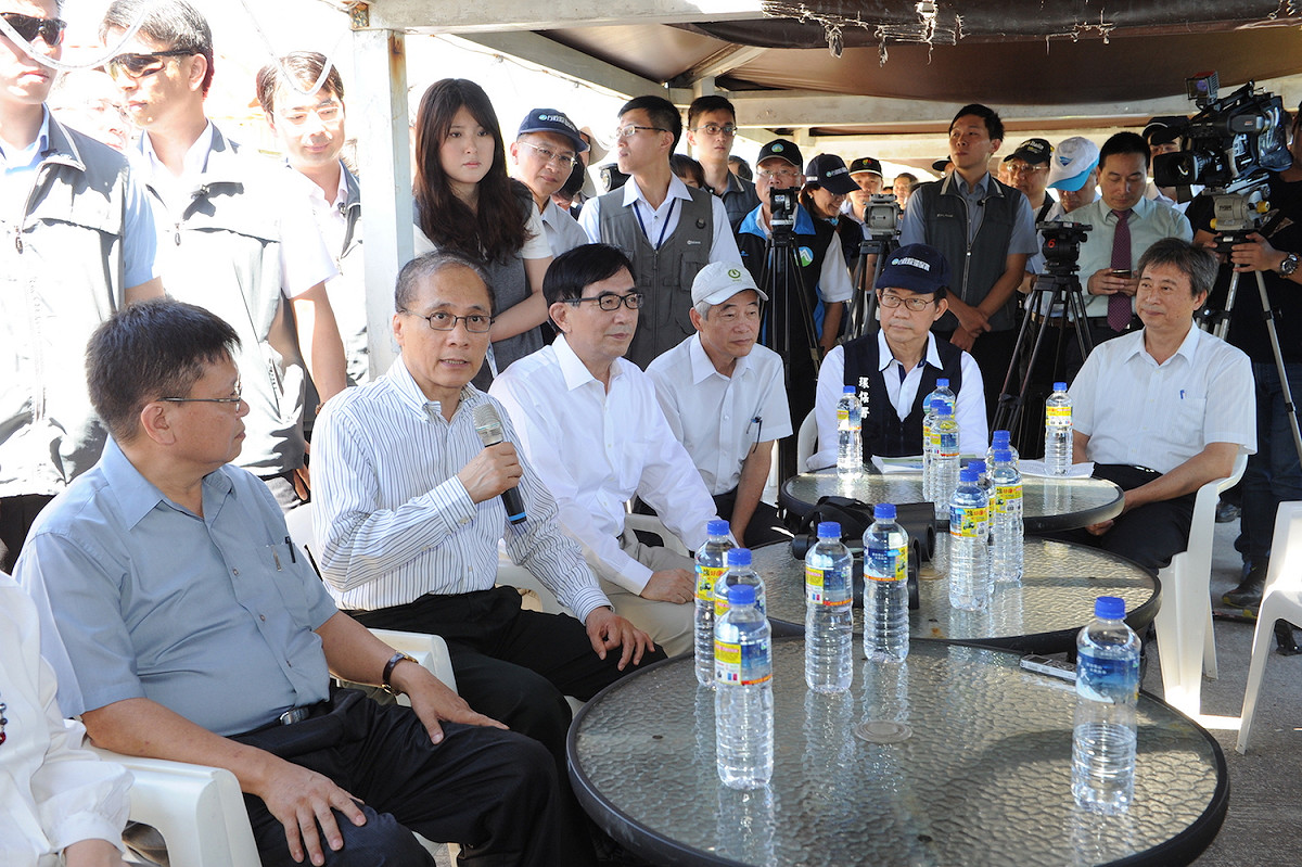 因應尼伯特颱風侵台，行政院長林全（左二）5日上午視察擱淺於北海岸多時的德翔台北號。 圖：新頭殼資料照片
