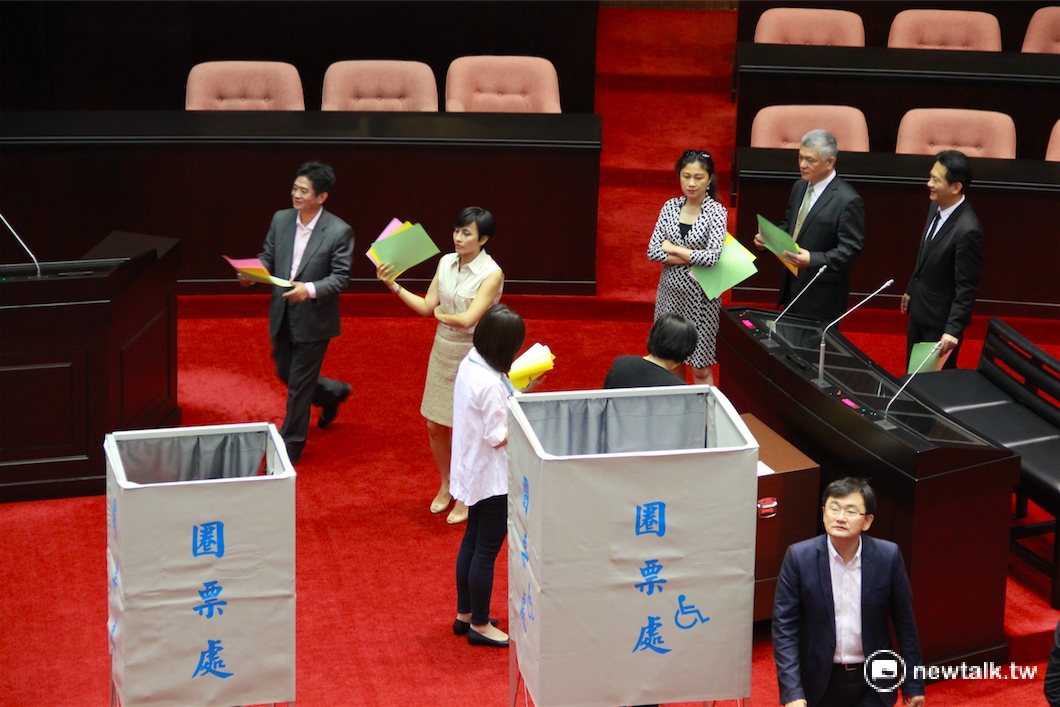立法院5日上午行使國家通訊傳播委員會（NCC）委員同意權投票，由行政院提名的6位提名人皆全數過關，其中詹怡婷擔任主任委員。 圖：鄭佑漢/攝