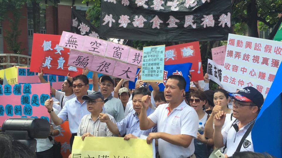 為了抗議《就業服務法》第52條修正案，雇主組成的各地商業公會5日上午赴立法院大門口抗議。 圖：柯昱安/攝