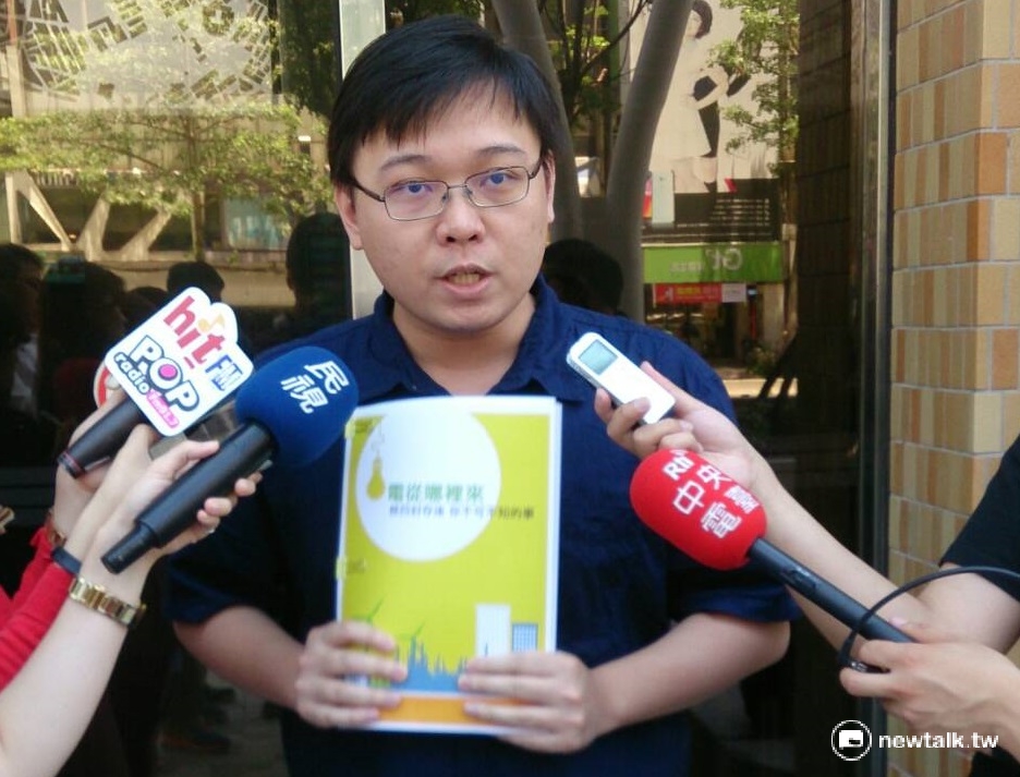 核能流言終結者創辦人黃士修5日下午召開記者會，批評台電不該給郝明義個人調查監督的特權。 圖：李蘇竣/攝