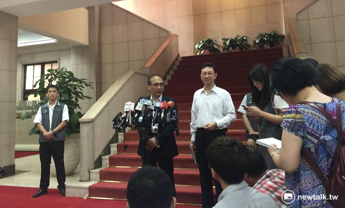 行政院長林全（左二）5日下午於行政院中廊舉行記者會。 圖：柯昱安/攝
