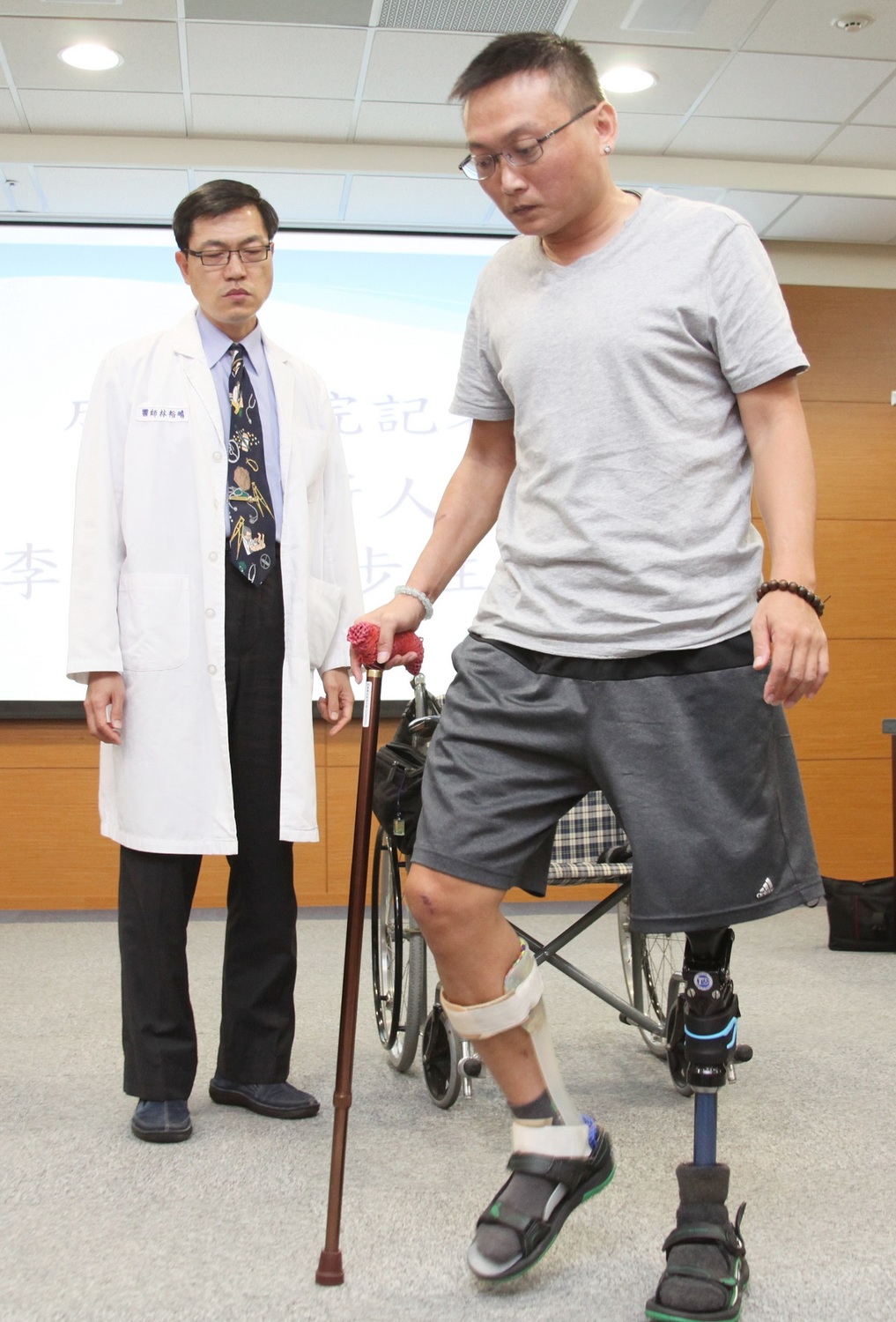 維冠大樓左腿截肢傷患李宗典(右)將於6日出院，台南成大醫院5日召開記者會，祝福他逐步邁向新生。 圖：台南成大提供