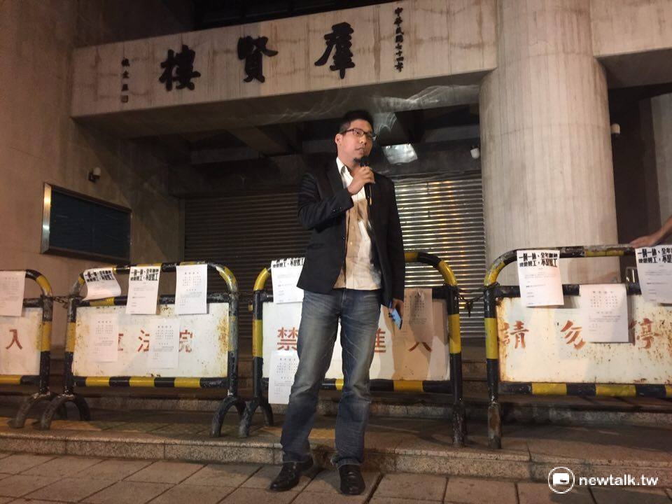 「拆車輪計畫」5日晚間於立院外發起反一例一休抗爭，王奕凱現身支持。 圖：柯昱安/攝