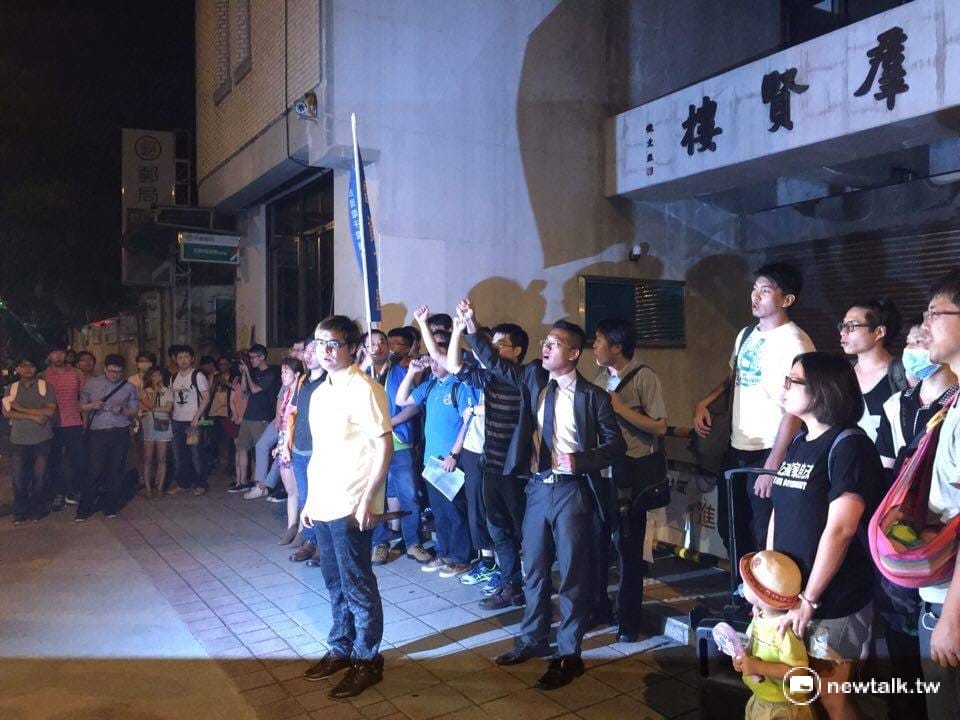 「拆車輪計畫」5日晚間於立院外發起反一例一休抗爭，並在現場高呼口號。 圖：柯昱安/攝