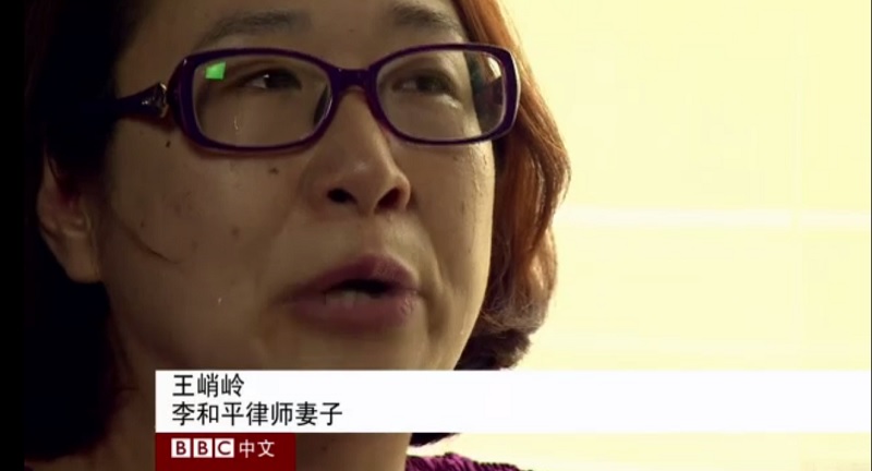 2015年著名人權律師李和平遭便衣公安帶走後「被失蹤」，其妻王峭嶺(見圖)將收到李和平的逮捕書視為一個「好消息」，讓人感慨近年來中國人權、法治崩壞。 圖：翻攝BBC中文網