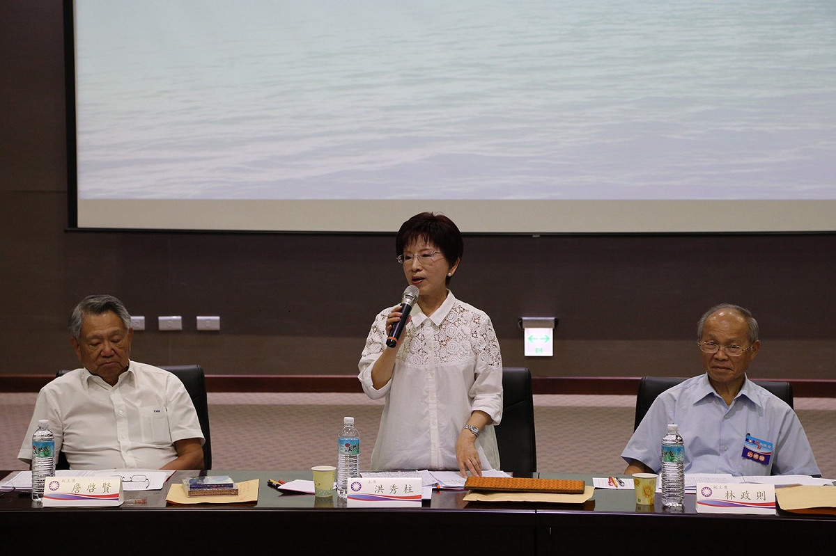 國民黨6日移師南投召開行動中常會，遭外界質疑是因為前副總統吳敦義表態參選明年黨主席有關？洪秀柱澄清回應，「非常好笑」，並稱讚吳敦義是「黨內的政壇極品」。 圖：國民黨提供