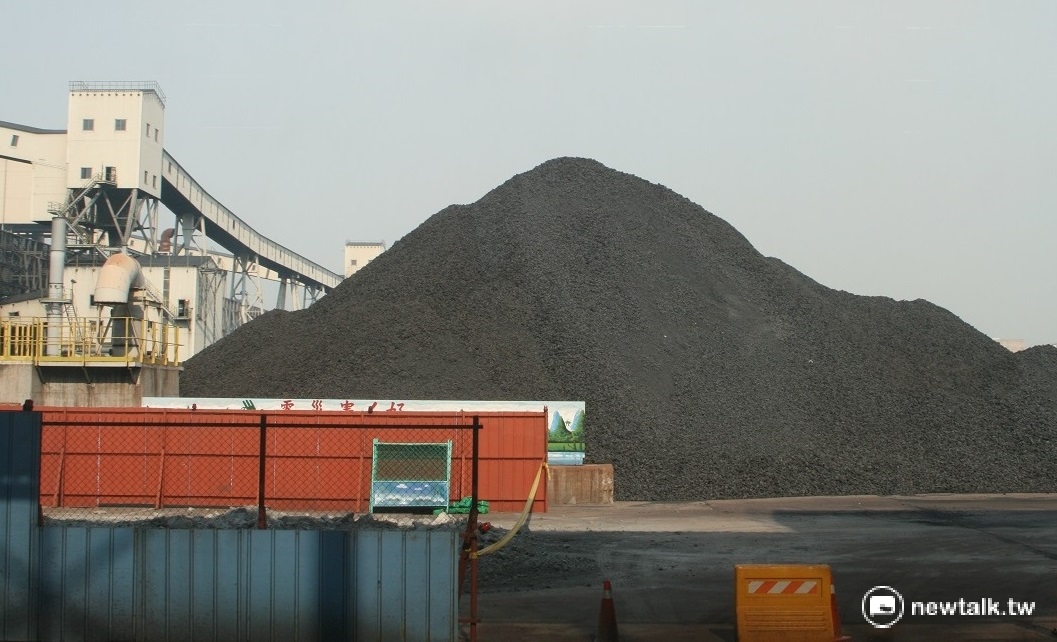 中龍鋼鐵公司正在趕工興建室內物料儲存場，藉此改善露天堆置燃料以原物料揚塵逸散導致空污嚴重的現況。 圖：新頭殼資料照。