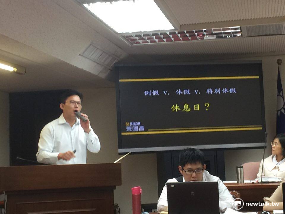 時代力量立委黃國昌6日下午赴立法院，針對「一例一休」議題質詢勞動部長郭芳煜。 圖：柯昱安/攝