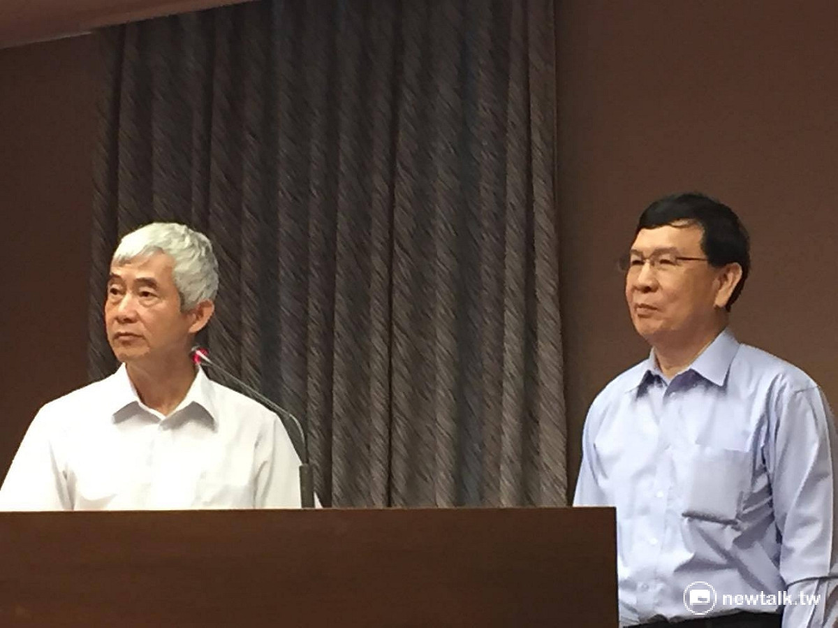 強颱尼伯特來勢洶洶，交通部長賀陳旦（左）與桃機公司副總溫永松7日出席立院交通委員會，保證過去桃機淹水的原因不會再犯。
 圖：鄭佑漢/攝