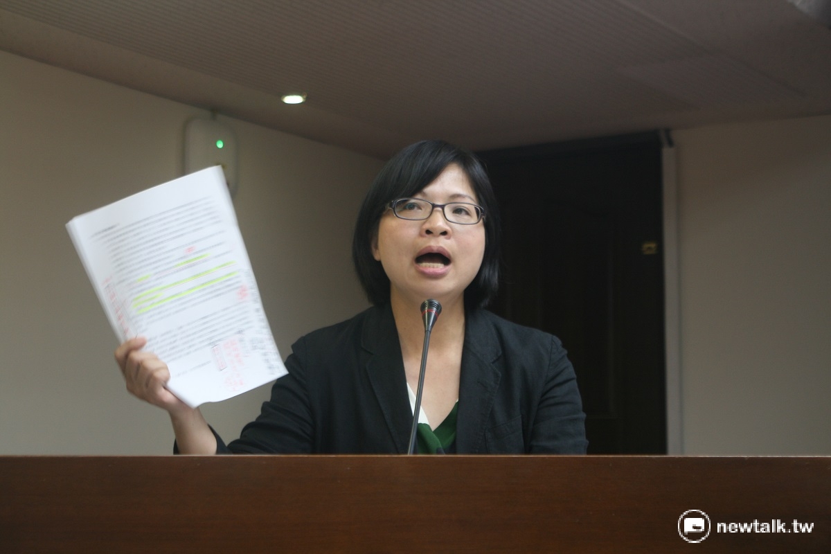 民進黨立委林淑芬質疑，棕櫚濱海渡假村業者承租國有海岸，每坪年租金僅1.87元，卻通過環評的環差審查，要求解約。 圖：李蘇竣/攝