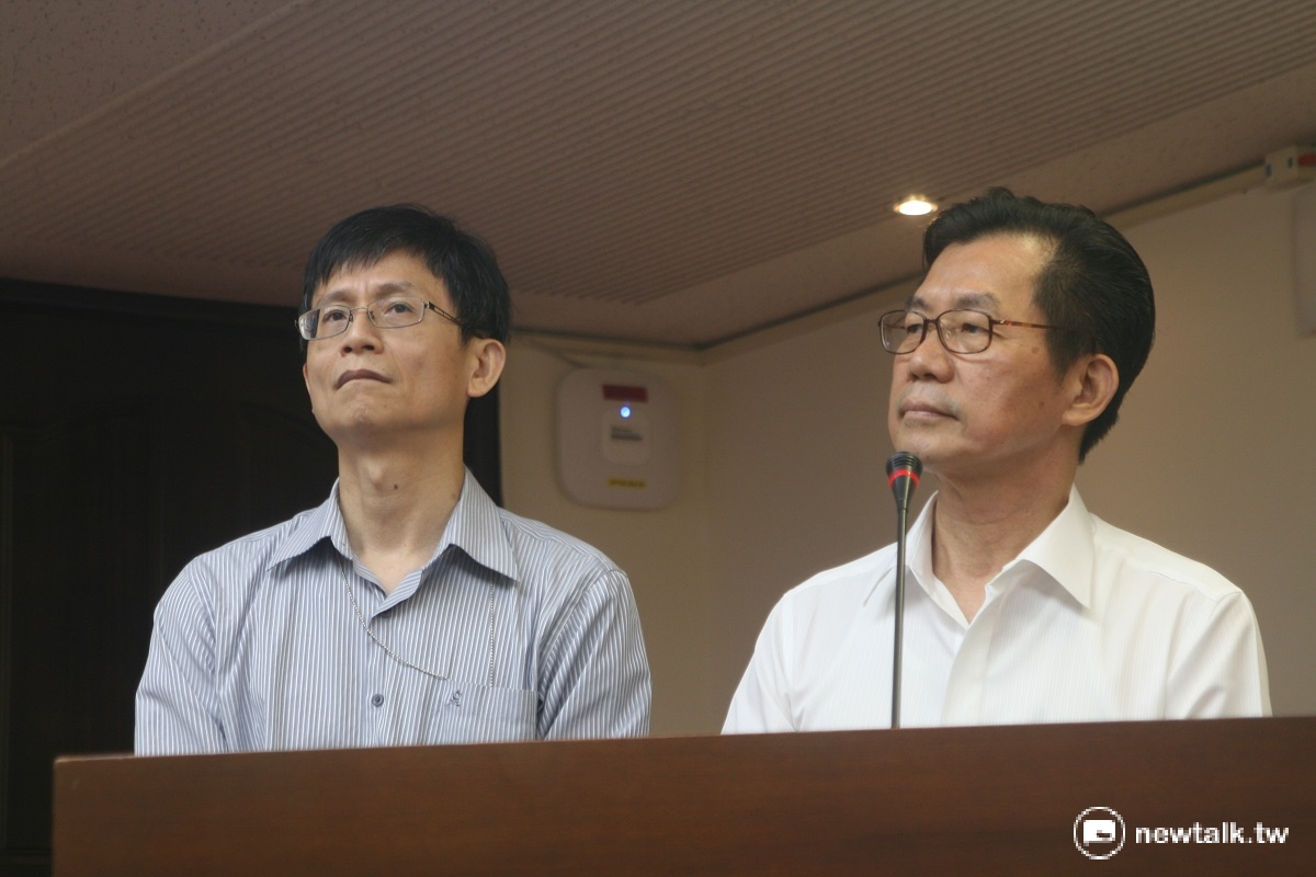 環保署長李應元(右)與副署長詹順貴7日在立院備詢，輪番接受立委質詢環評改革制度意見，神情嚴肅。 圖：李蘇竣/攝