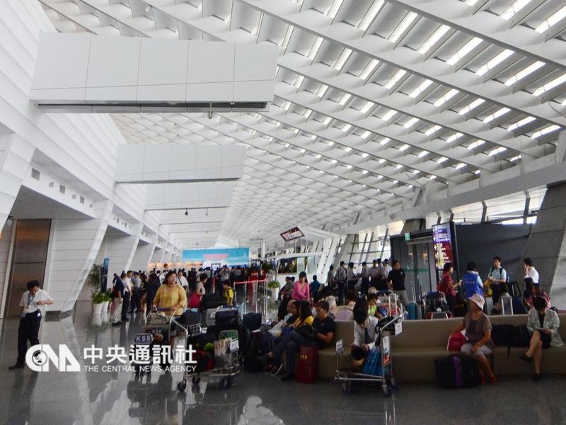 桃園國際機場股份有限公司7日表示，桃園國際機場受尼伯特颱風影響，統計至下午3時為止，受影響航班共計128航班。圖為桃機第一航廈。 圖：中央社資料照片