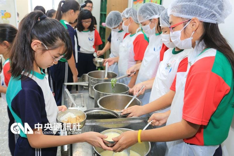 新北市中小學校長涉嫌收取營養午餐業者回扣，驚動教育界。高等法院7日二審開庭，判決30名被告校長、主任7年10月到3月不等徒刑，刑度都比一審輕，多人認罪獲緩刑。 圖:中央社資料照片