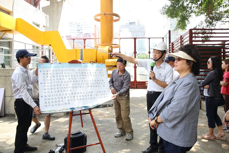 尼伯特挾著強風豪雨來襲，高雄市政府宣佈8日停班停課，高雄市長陳菊馬不停蹄前往各區巡視防災準備。 圖：翻攝陳菊花媽臉書