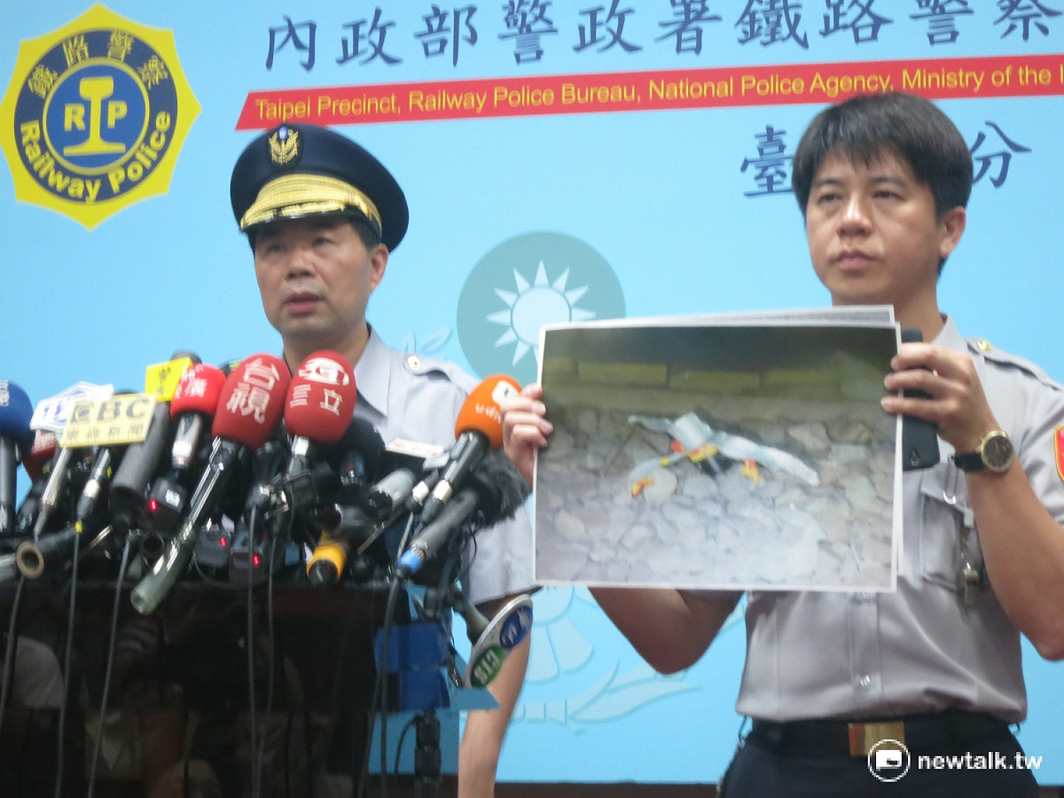 針對台鐵區間車爆炸案，鐵警局公佈最新在鐵道上所發現的爆裂鋼管。 圖：呂佳峻/攝