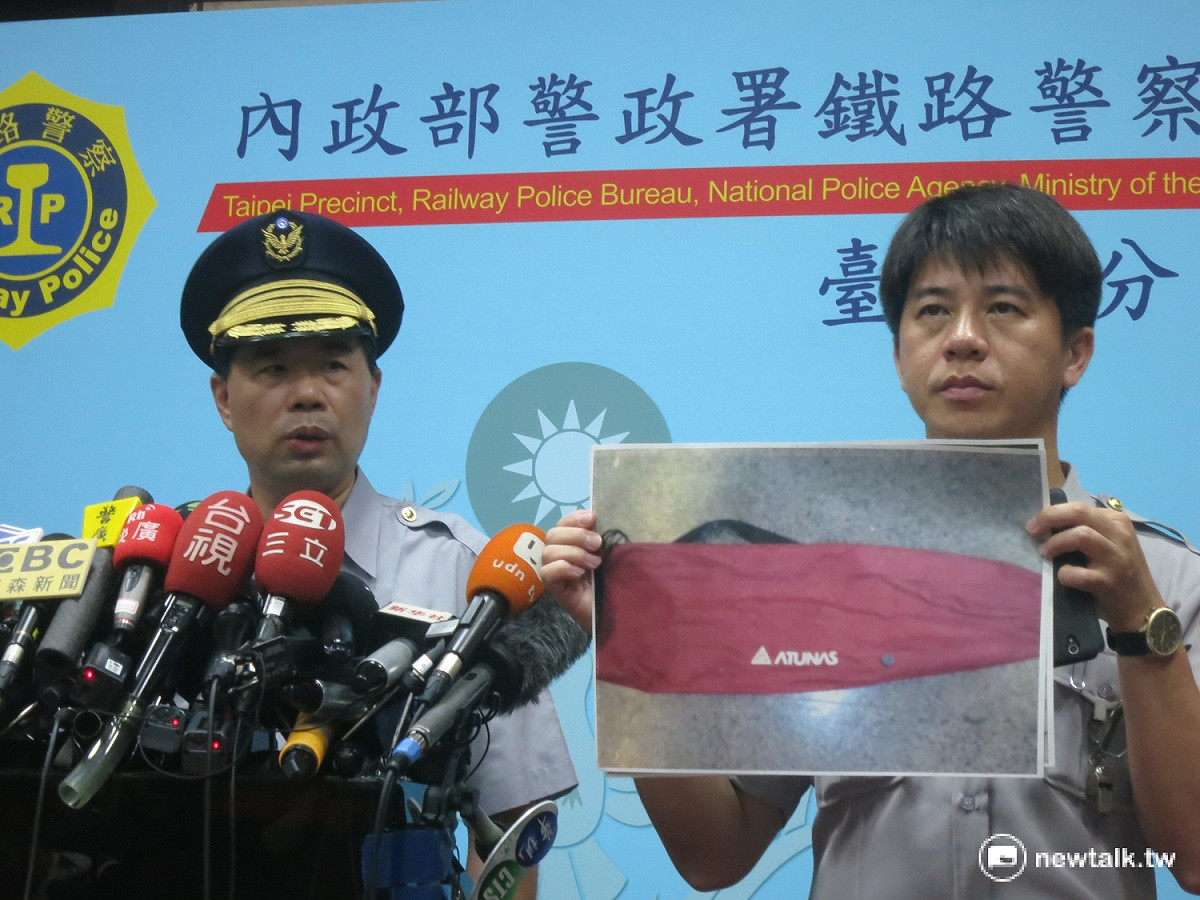 針對台鐵區間車爆炸案，鐵警局公佈在列車廁所內所發現的帆布包。 圖：呂佳峻/攝