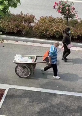 上海民眾用扁擔和推車搬運購買的貨物 圖:翻攝自微博