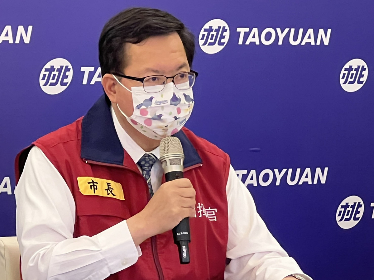 鄭文燦說明有長照機構住民及員工14人快篩陽性，目前安排PCR採檢中。 圖：桃園市政府/提供