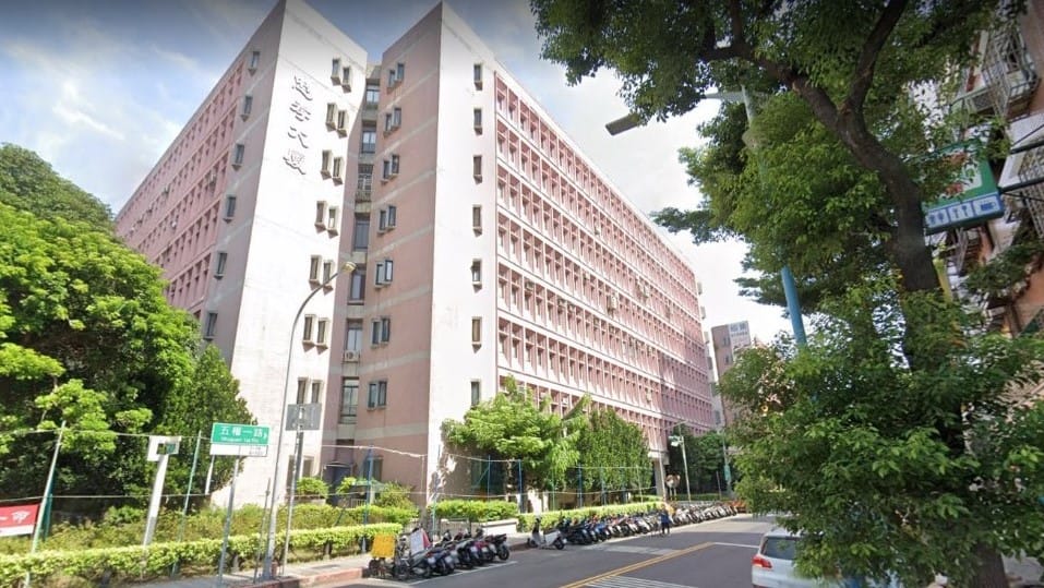 新北市新莊區五權一路1號標售標準廠房建物外觀。 圖：新北市經發局提供