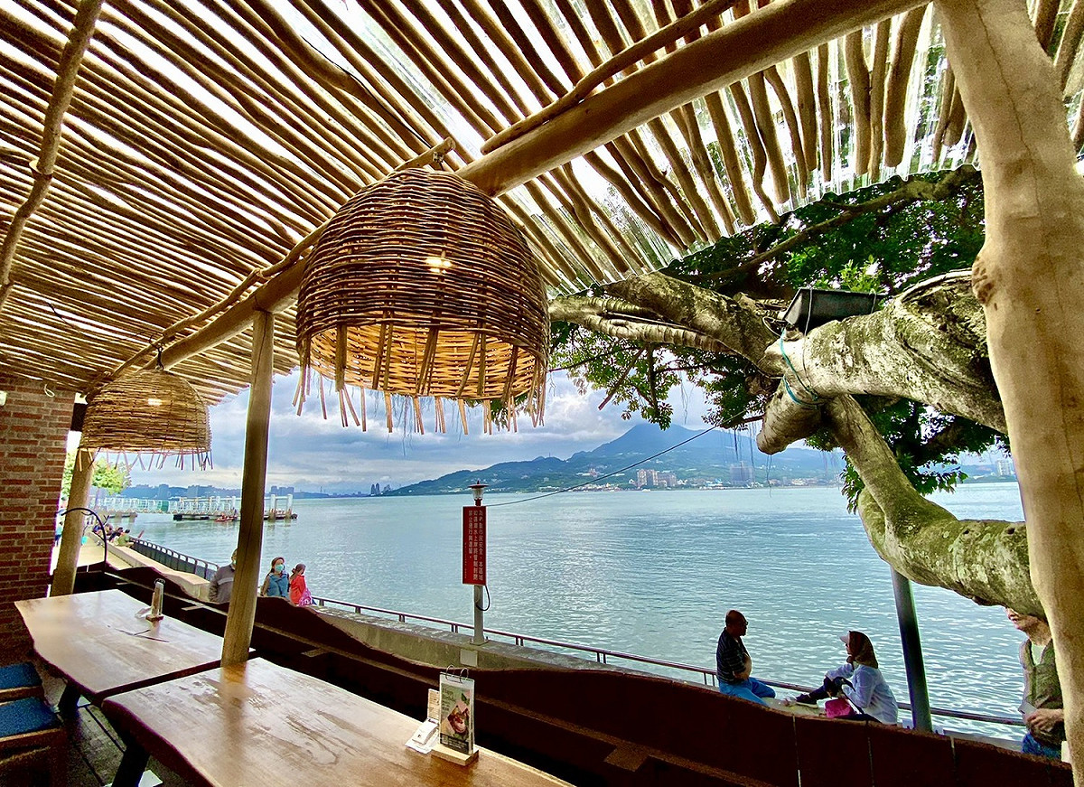 榕堤水灣餐廳享美食觀美景。 圖：新北市水利局/提供