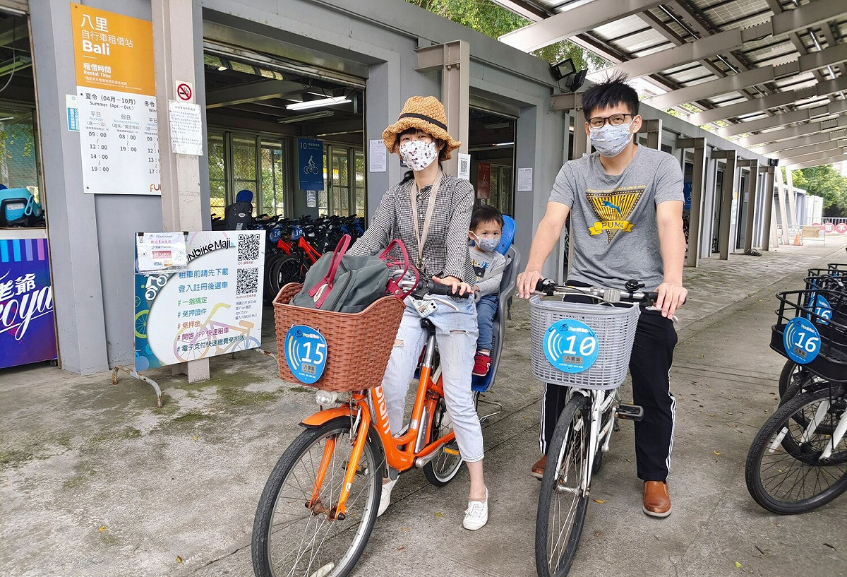 全家一起開心來八里騎車。 圖：新北市水利局/提供