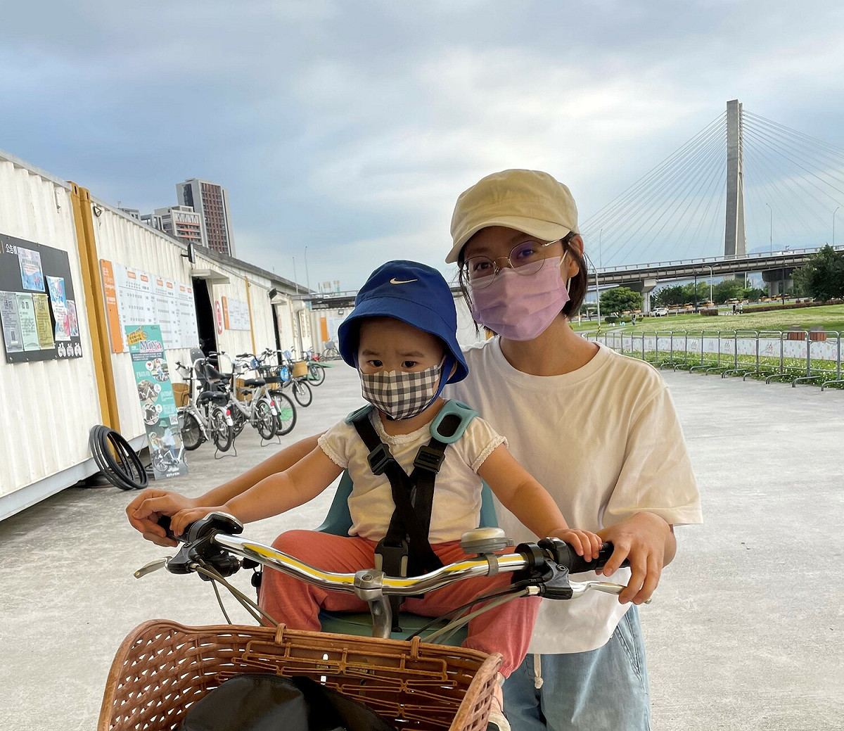 我和媽媽準備去熊猴森樂園玩囉。 圖：新北市水利局/提供