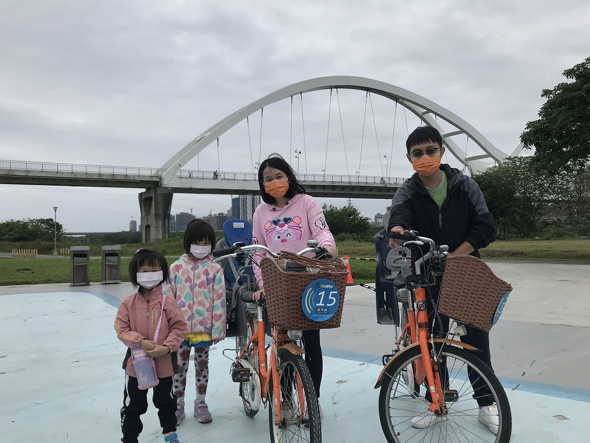 來新月橋騎車很有趣。 圖：新北市水利局/提供