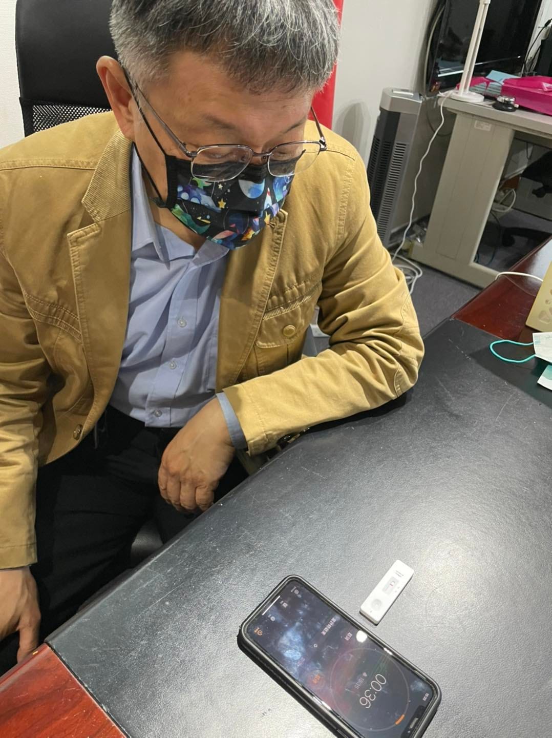 台北市長柯文哲隨扈快篩陽性，柯自己快篩呈陰性。 圖：翻攝柯文哲臉書