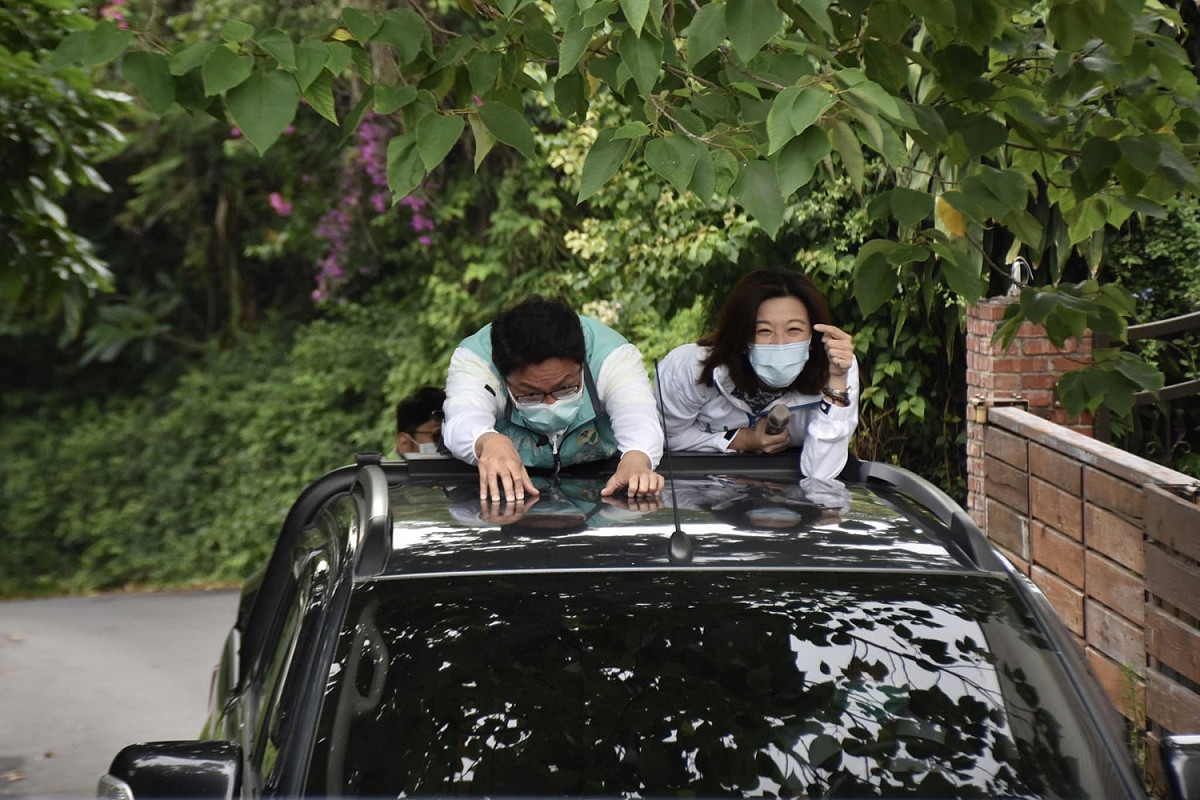 林靜儀陪同林德宇車隊掃街，為了躲樹枝兩人同時彎下身，留下有趣的畫面。 取自林靜儀臉書