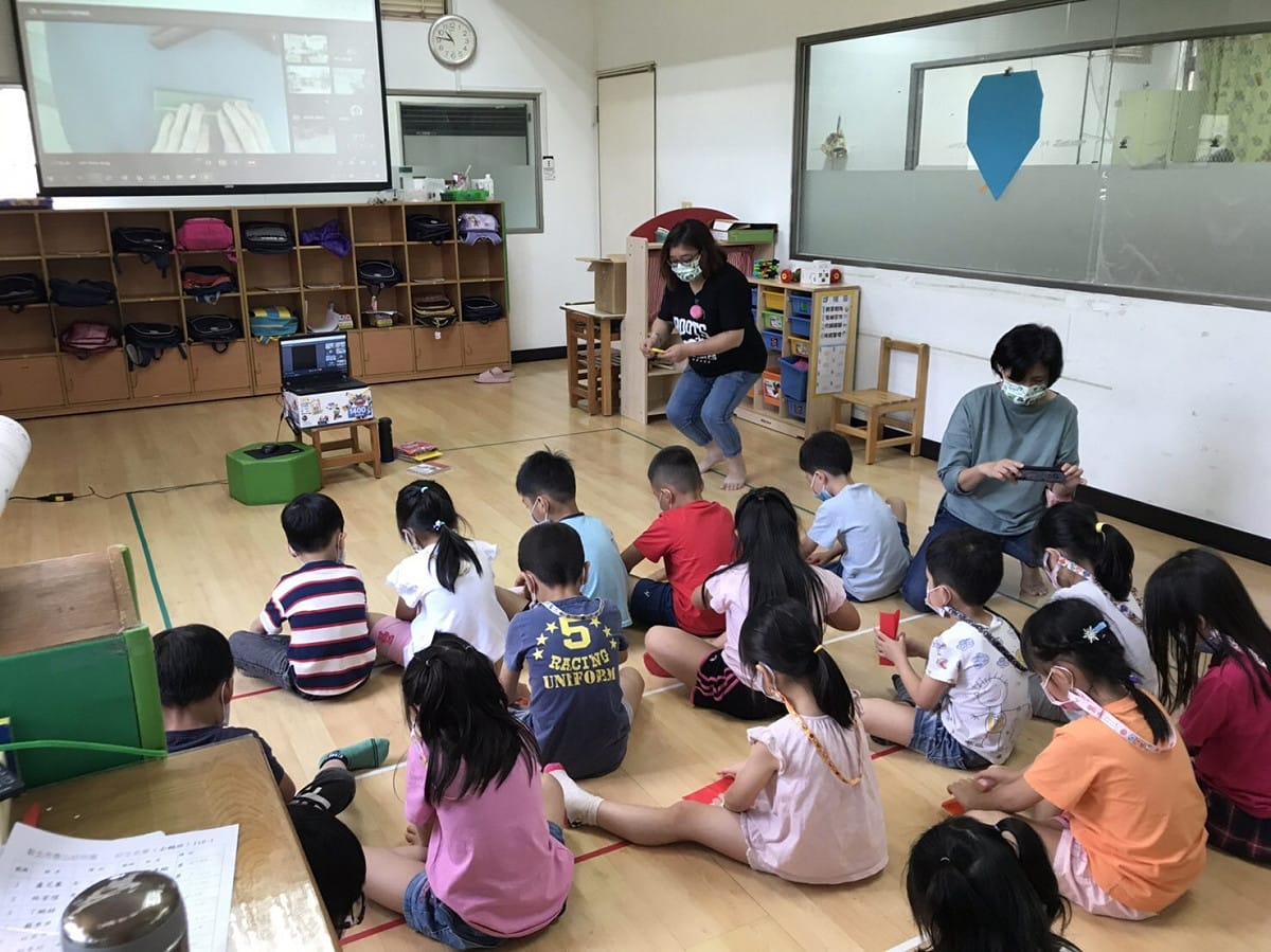picul泰山森林書屋4月28日與泰山幼兒園合作辦理線上活動，學童認真學習摺太陽。 圖：新北市政府原民局提供