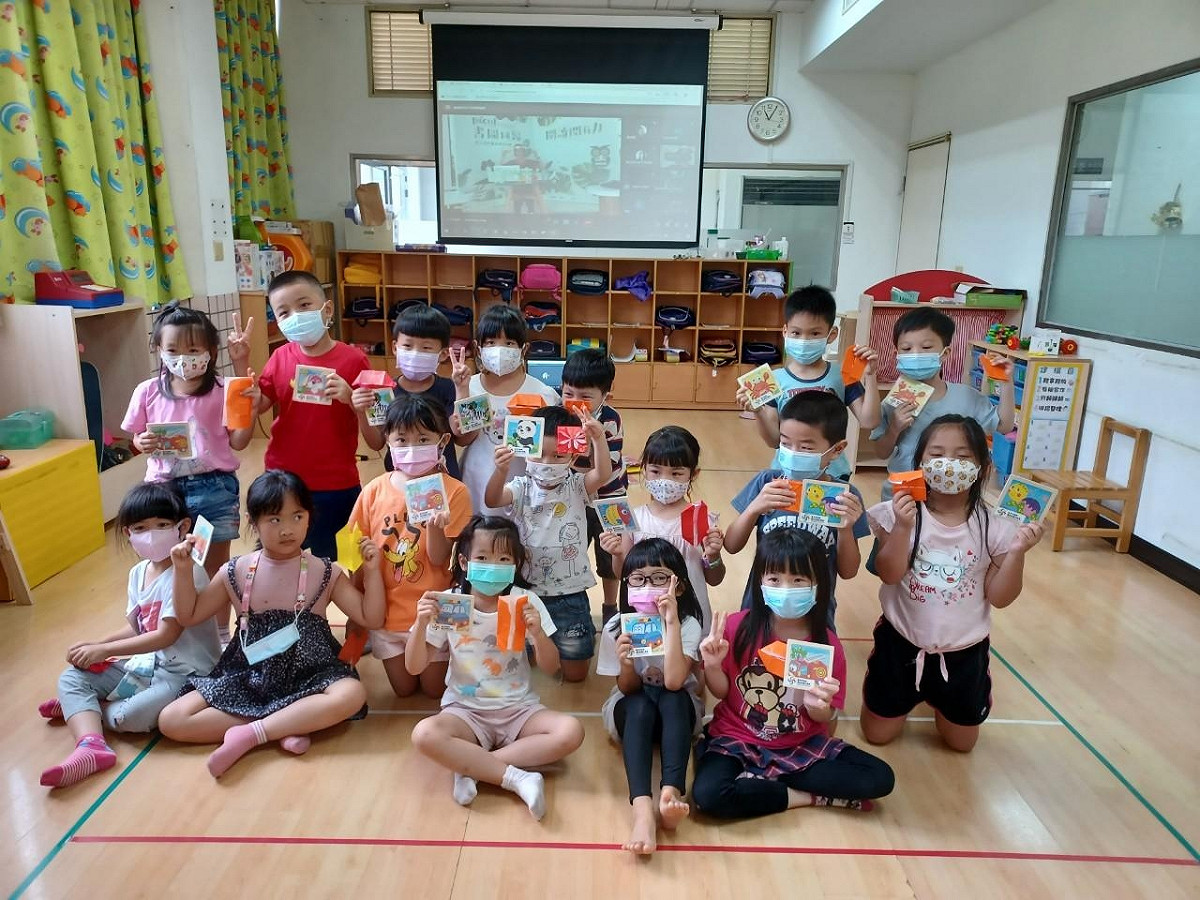 「摺太陽活動」結束後，小朋友們拿著禮物開心大合照。 圖：新北市政府原民局提供