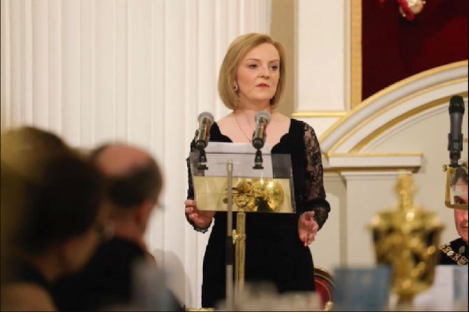 英外交大臣特拉斯痛批俄羅斯，故意以無辜平民為目標是「戰爭罪」，她宣布將再派裝甲車隊馳援烏東平民。 圖：翻攝自特拉斯推特