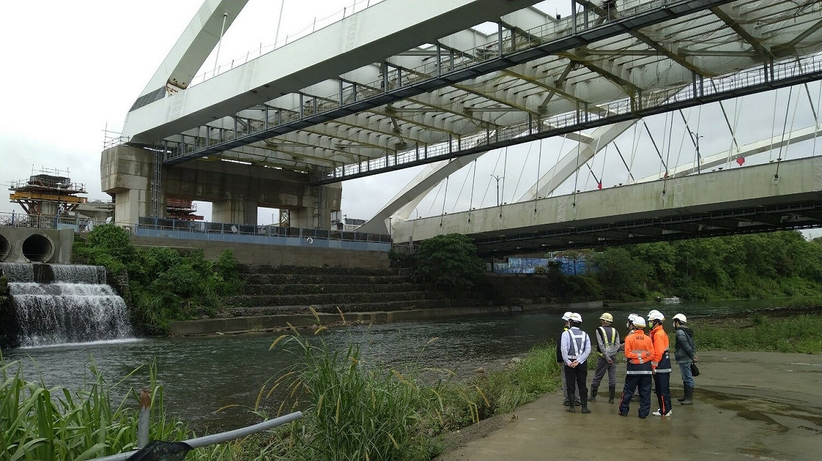 三鶯線捷運系統計畫統包工程（機廠改道管涵及滯洪池聯外排水路出口工）案會同技師查核。 圖：新北市水利局提供
