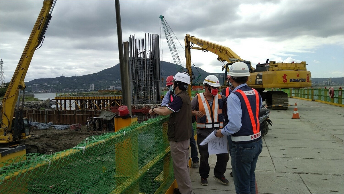 淡江大橋及其連絡道新建工程案會同技師查核。 圖：新北市水利局提供
