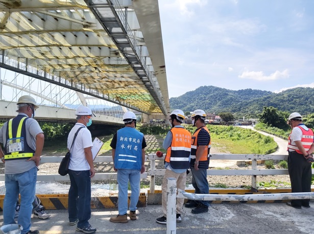 三鶯線捷運系統計畫統包工程（第3次變更）案會同技師查核。 圖：新北市水利局提供