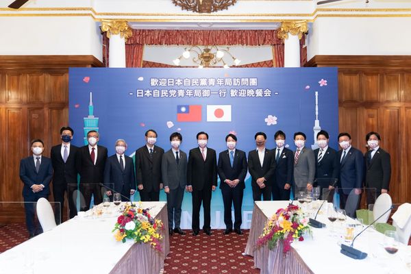 日本自民黨青年局訪團昨（3）天下午抵台，與外交部長吳釗燮晚宴。 圖：擷自外交部臉書粉專