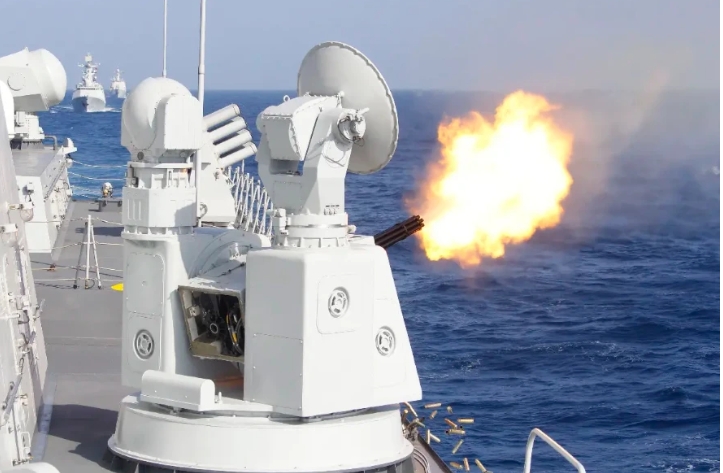 解放軍軍艦艇上的防空火砲。 圖 : 翻攝自聆聽視野