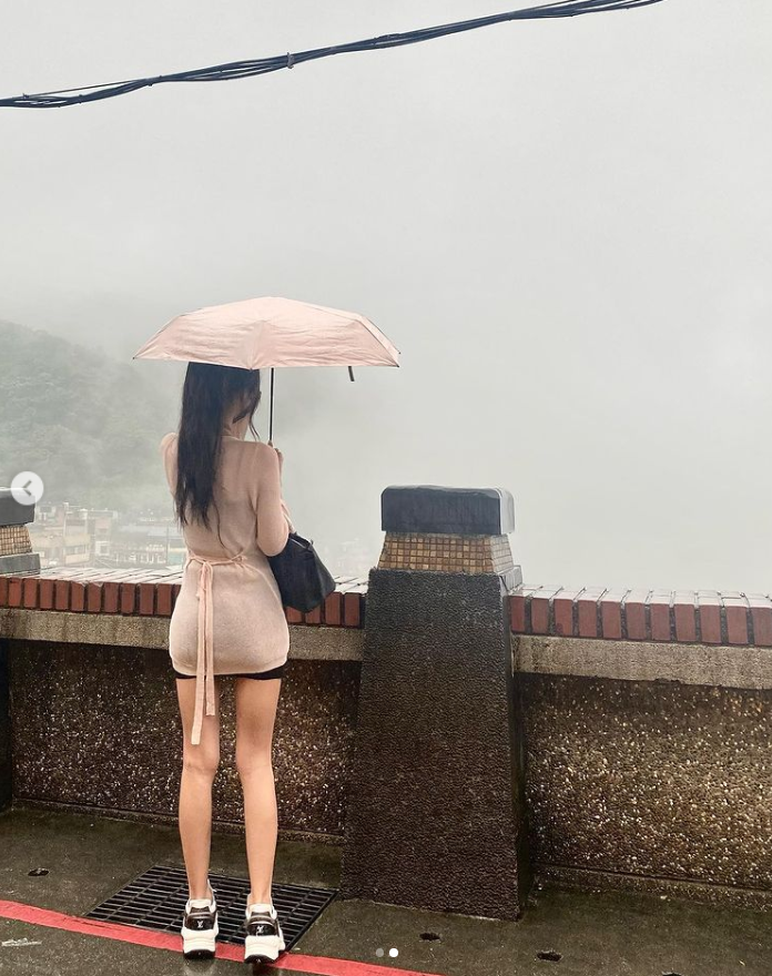 小雲寶寶大秀美腿。 圖：翻攝自小雲寶寶IG
