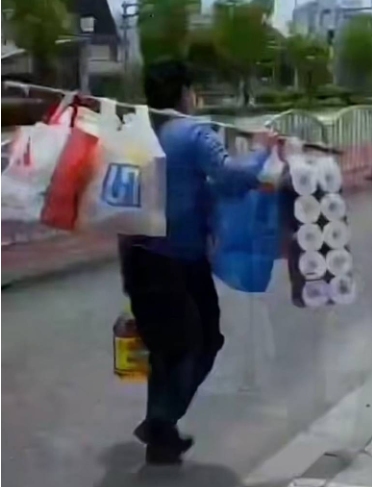 上海新冠疫情漸緩，上海當局開放部分區域進行分流採買物資，但因為不能開車，因此民眾們紛紛想盡辦法帶回更多物資。 圖：擷取自騰訊網