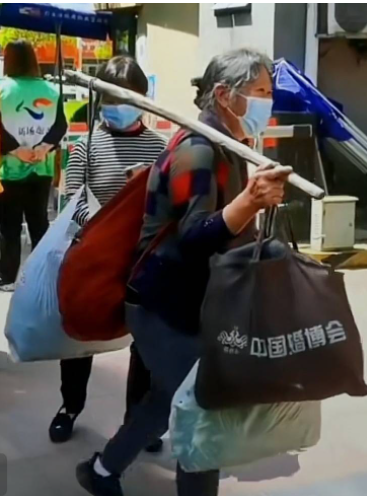 上海新冠疫情漸緩，上海當局開放部分區域進行分流採買物資，但因為不能開車，因此民眾們紛紛想盡辦法帶回更多物資。 圖：擷取自騰訊網