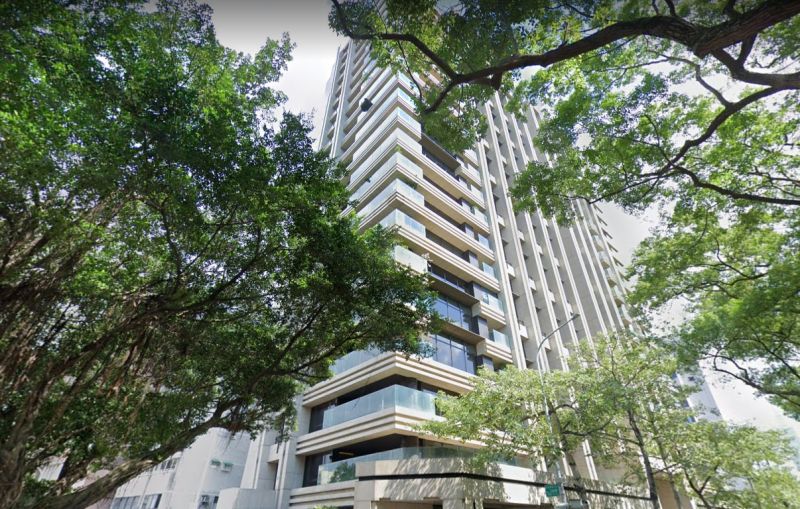大安區仁愛路豪宅「仁愛吾彊」，由於藝人王力宏離婚事件，受到各界矚目。今年3月港資以3.9億元買下18樓，換算每坪單價約210萬元。 圖／翻攝自Google地圖