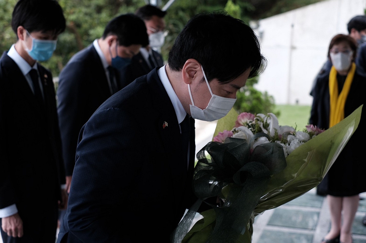 昨日訪台的「日本自民黨青年局」今（4）日上午前往五指山國軍示範公墓特勳區，由團長小倉將信率眾人在李登輝前總統墓前悼念。 圖：擷自日本台灣交流協會臉書粉專