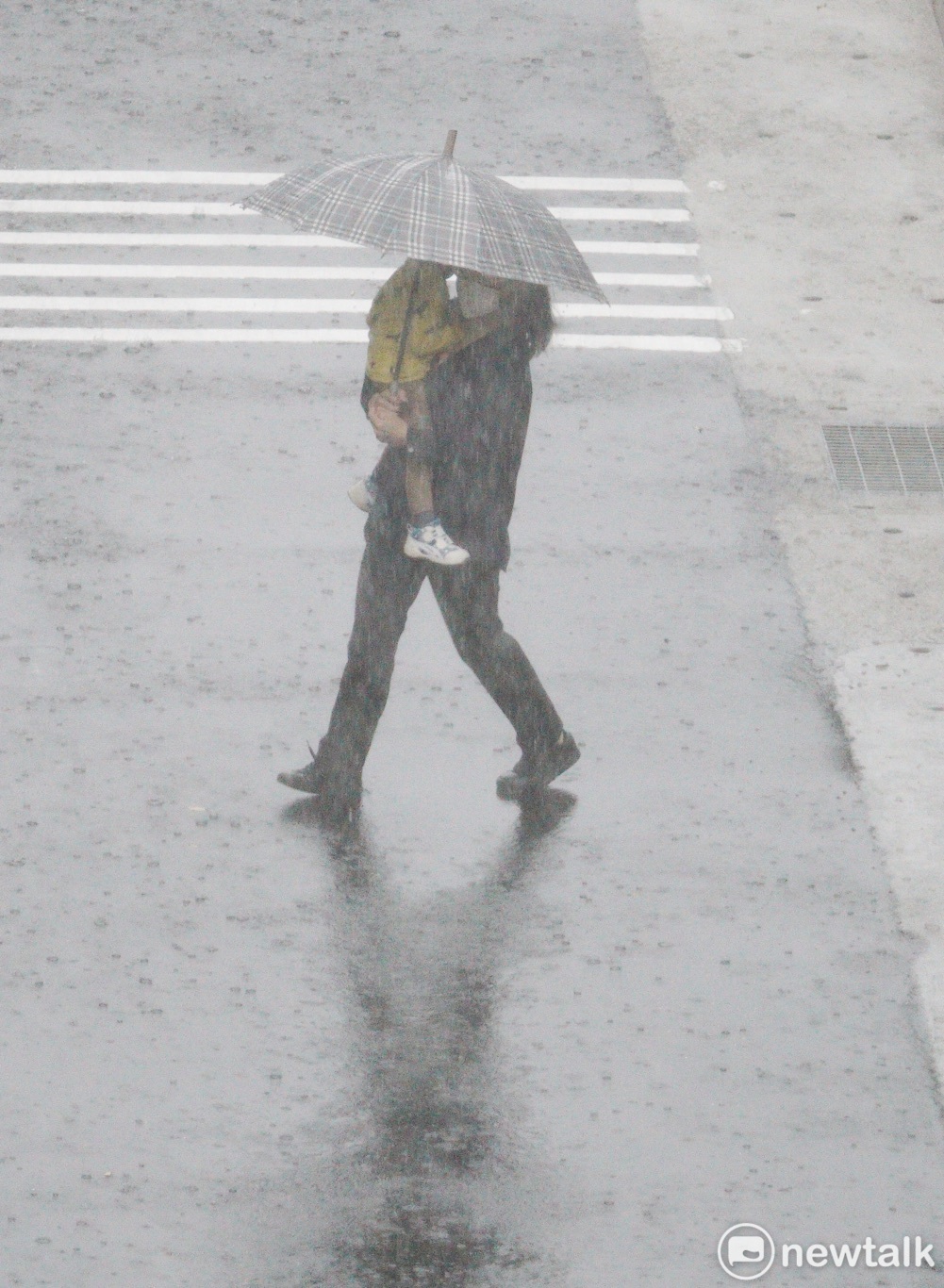 氣象專家賈新興今日公布最新梅雨鋒面預測資料（資料照）。 圖：張良一／攝