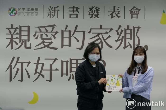 民進黨主席蔡英文頒獎給首獎得主洪萱禎 圖：林朝億/攝