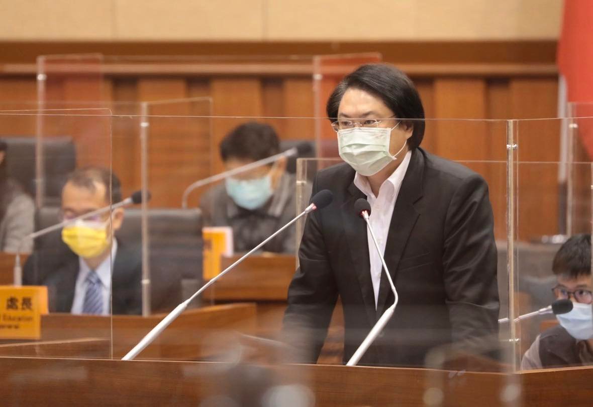 基隆市長林右昌表示，現在與「病毒共存」的階段，重點是如何「軟著陸」，他認為有3條救命線，盼在一個半月後，台灣能安全降落「軟著陸」。 圖：取自林右昌臉書（資料照片）
