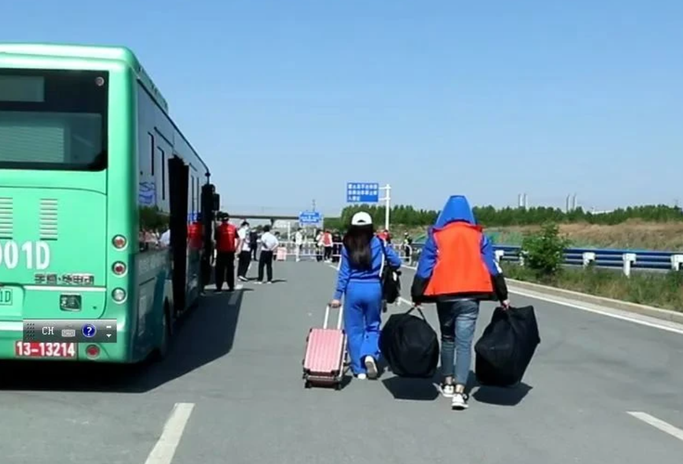 為防止疫情擴散，富士康鄭州廠首次在高速公路入口，進行「點對點」招聘。 圖：擷取自騰訊網
