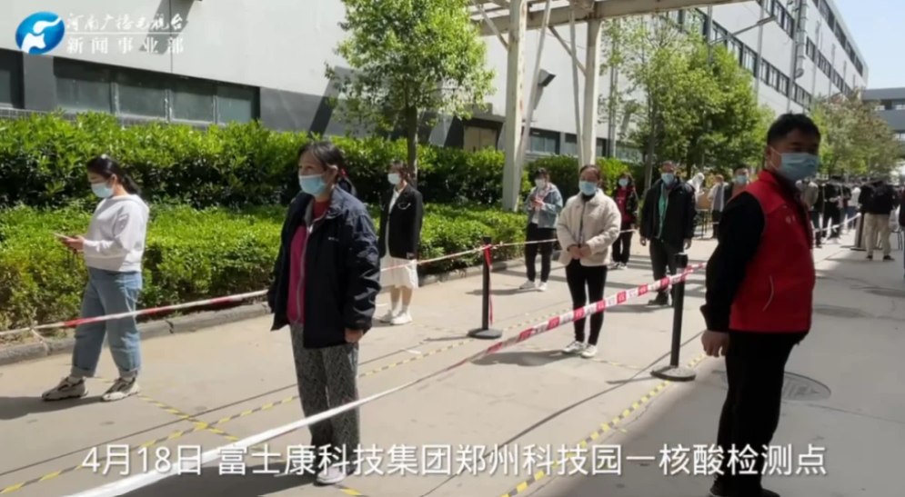富士康鄭州廠安排相關人員協助求職者保持安全距離，以利招募順利進行。 圖：擷取自騰訊網