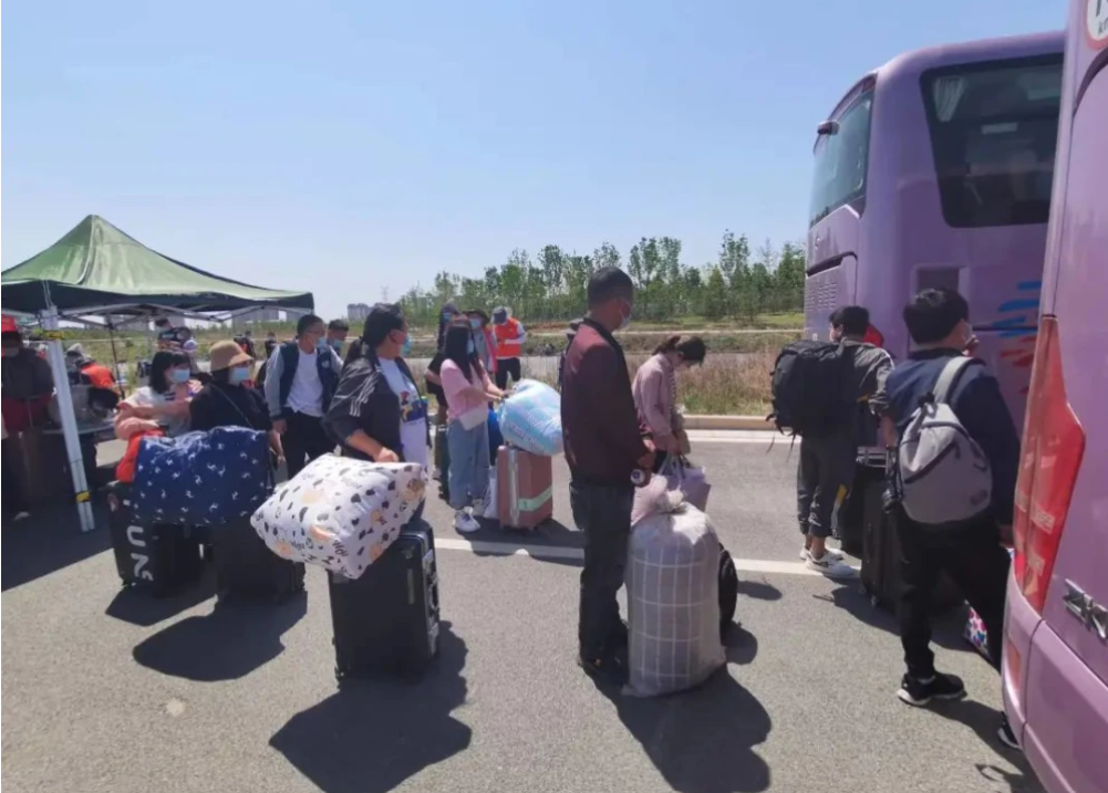 富士康鄭州工廠將求職人員報導地點設置在鄭州市航空港區北收費站出站口前方50公尺。 圖：擷取自騰訊網